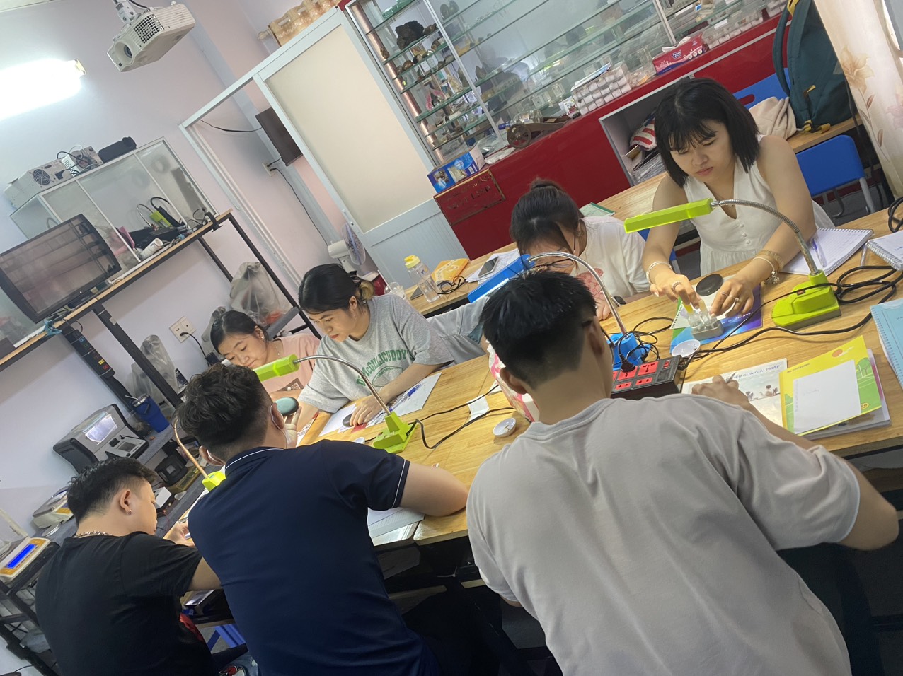 lớp thợ bạc giới thiệu việc làm vào đâu được