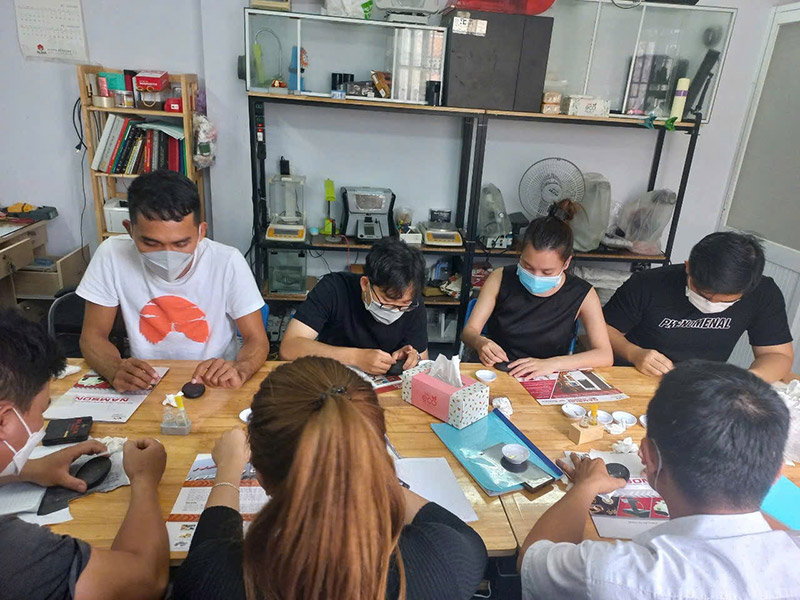 Học nghề kim hoàn cho người đi làm