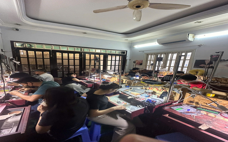 Chi phí và thời gian học làm nữ trang chuyên nghiệp